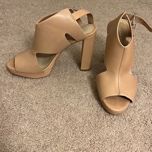 Beige Gianni Bini pumps